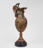 Aiguière de style Renaissance en bronze polychrome, anse en forme...