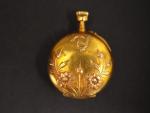 Petite montre de col en or jaune. 
Chiffres romains pour...