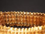Bracelet souple en or jaune, à décor de filigranes.
Poids. 50,93...