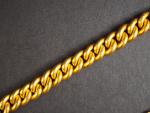 Bracelet articulé en or jaune, maille gourmette.
Poids. 45,69 g
(fermoir légèrement...