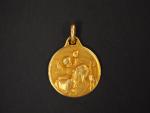 Médaille de baptême en or jaune, figurant Saint Christophe portant...