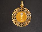 Médaille de baptême en or jaune, à décor de calice...