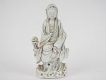 Statuette en blanc de Foukien représentant une Guanyin assise en...