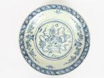 Grand plat en porcelaine de Swatow, décor en bleu sous...