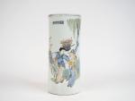 Vase cylindrique en porcelaine, à décor d'un pêcheur et d'une...