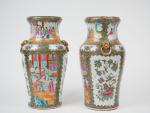 Paire de vases de forme balustre en porcelaine de Canton,...