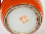 Pot à gingembre en porcelaine émaillé corail, anciennement décoré à...