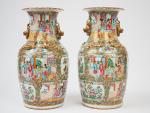 Paire de vases de forme balustre en porcelaine de Canton,...