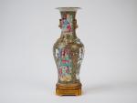 Vase en porcelaine de Canton, à décor en émaux polychromes...