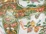 Vase en porcelaine de Canton, à décor en émaux polychromes...