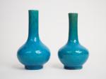 Deux petits vases bouteilles en porcelaine et émail bleu turquoise....
