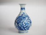 Vase piriforme en porcelaine blanche, à décor bleu sous couverte...