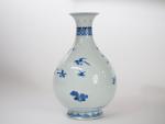 Vase piriforme en porcelaine blanche, à décor bleu sous couverte...