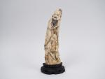 Statuette en ivoire (demi-défense) représentant Laotse accompagné d'une chauve-souris tenant...