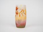 DAUM. Vase en verre polychrome à décor émaillé de fleurs...
