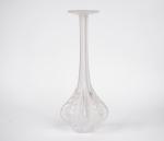 LALIQUE France. Vase soliflore en cristal.
Signé.
H. : 34,5 cm.
(égrenure à...