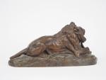 Clovis Edmond MASSON.
'Lion dévorant un buffle'.
Sculpture en bronze à patine...