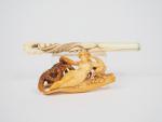 Manche d'ombrelle en ivoire sculpté (L. : 15 cm) et...