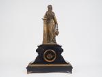 Pendule XIXème en marbre noir surmontée d'une scultpure en bronze...