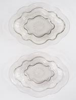 Paire de plats ovales en verre soufflé XVIIIème, décor à...