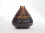 M. BRIANSAU.
Vase conique en céramique noire et dorée.
Signé.
H. : 14,5...