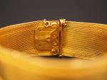 Bracelet manchette en or jaune, maille plate. 
Poids. 27,98 g...