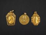 Trois différentes médailles en or jaune, deux à l'effigie de...