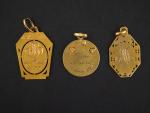 Trois différentes médailles en or jaune, deux à l'effigie de...