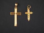 Deux différents pendentifs en or jaune en forme de croix....