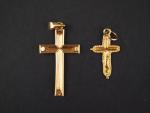 Deux différents pendentifs en or jaune en forme de croix....