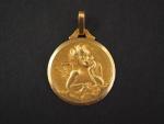 Médaille religieuse en or jaune, figurant un angelot.
Diam. 1,9 cm
Poids....