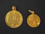 Médaille religieuse en or jaune, figurant la Sainte Cène.
Diam. 2...