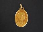 Médaille de baptême ovale en or jaune, figurant la Sainte...