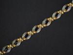 Bracelet articulé deux tons d'or composé de médaillons sertis de...