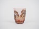 DAUM Nancy.
Vase miniature en verre, à décor émaillé d'arbes au...