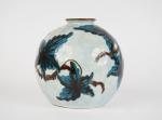 THARAUD.
Vase boule en porcelaine de Limoges à décor polychrome de...