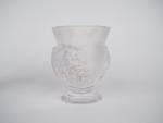 LALIQUE France.
Vase en verre à décor de feuillages.
Signé.
H. 11,5 cm.