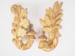Deux bras de lumière XVIIIème en bois doré, à décor...