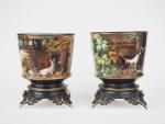 Paire de cache-pots Napoléon III en porcelaine polychrome à décor...