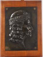 L. WEILLER
"Voltaire"
Bas relief en bronze.
Signé en bas et daté 1887.
39,4...