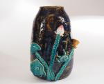 Vase en céramique polychrome de Chine à décor de grenouilles...