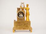 Pendulette Directoire en bronze doré " Allégorie de Clio "
H....