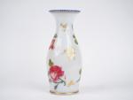Vase ovoïde XIXème en opaline, à décor polychrome de roses....