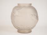 Vase boule At  Déco en verre moulé, à décor...