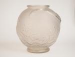 Vase boule At  Déco en verre moulé, à décor...