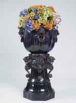 Grande jardinière 1900 en céramique polychrome à décor de mufles...