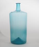 Grande bouteille XVIIIème en verre bleu de la Grésigne. 
H....