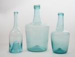 3 différentes bouteilles en verre soufflé XVIIIème XIXème.
H. 29 cm,...