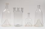 4 flacons de laboratoire en verre soufflé XVIIIème (un accidenté)....