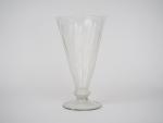 Vase cornet en verre soufflé début XIXème. 
H. 25,5 cm